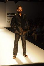 Model walk the ramp for Zubair Kirmani at Van Heusen India Mens Week Day 2 on 3rd Sept 2011 (18).JPG